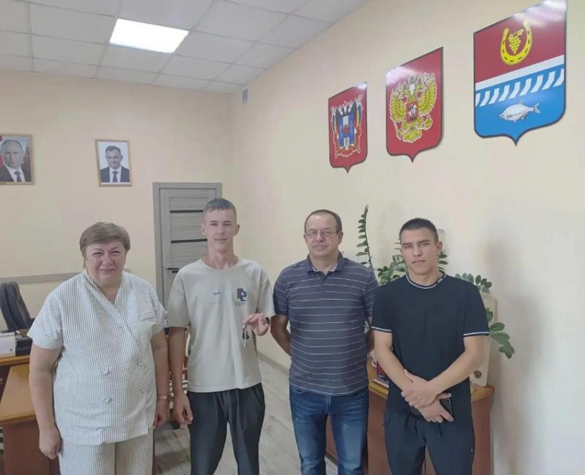 В Цимлянском районе вручили ключи от квартиры молодому жителю из числа детей-сирот