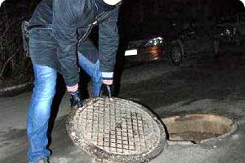 В Волгодонске с дорог города украли десятки чугунных люков