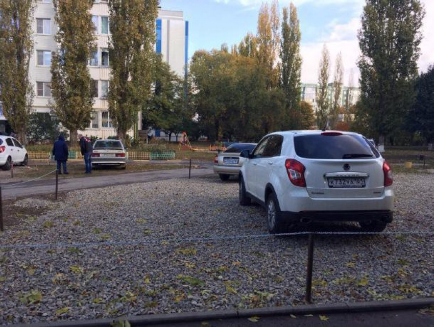 Волгодонцы разбили огороженную цепями стоянку во дворе дома по улице Гагарина   