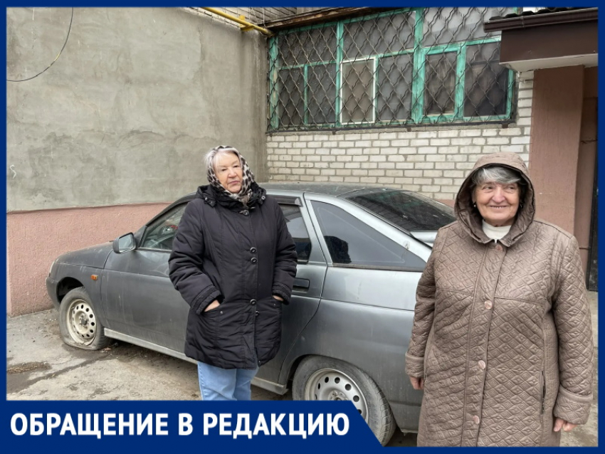 «Два года стоит и пугает!»: бдительные пенсионерки требуют убрать брошенный автомобиль со двора