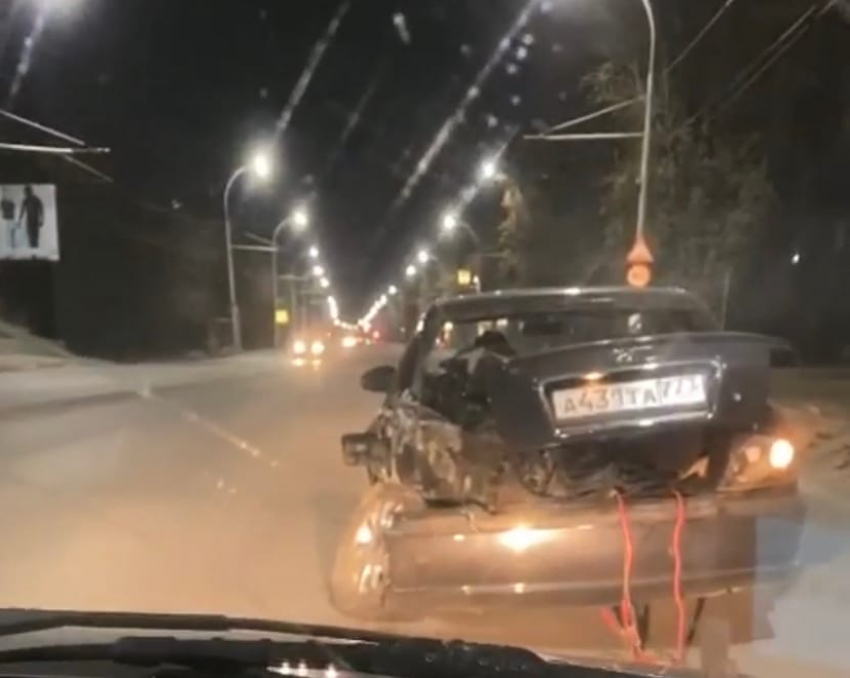 «Из бани в столб»: после ДТП водитель на разбитой машине пытался ездить по Волгодонску 