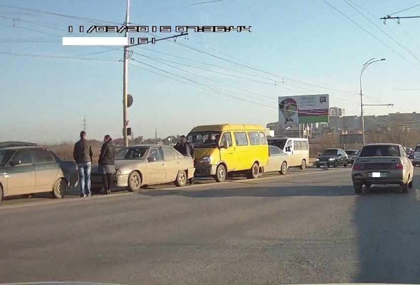 Ранним утром в Волгодонске ДТП с участием 5 автомобилей парализовало движение на мосту