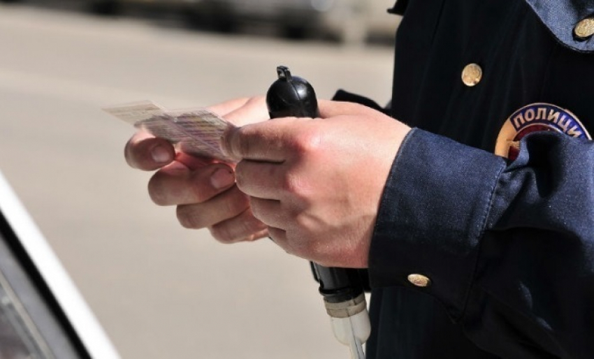 На трассе Ростов-Волгодонск поймали водителя с «липовыми» правами