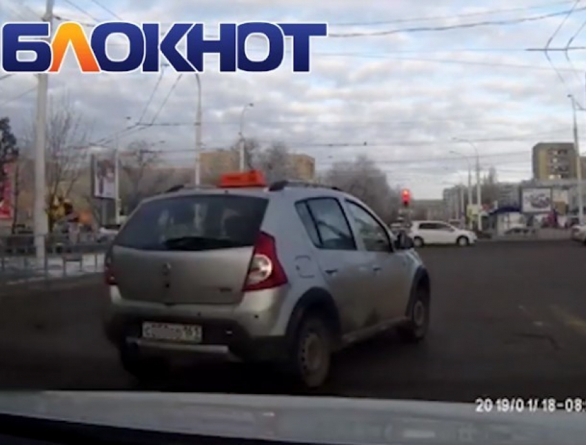 Таксист выехал на «встречку» и на «красный» обогнал автомобиль на светофоре