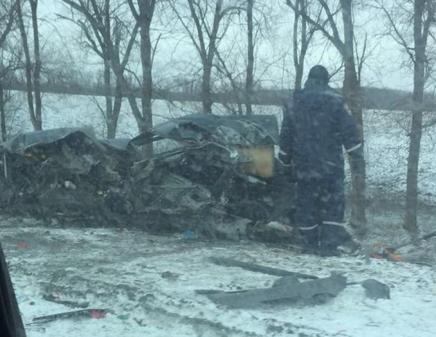 Машину разорвало на куски после столкновения с фурой на дороге Семикаракорск-Волгодонск