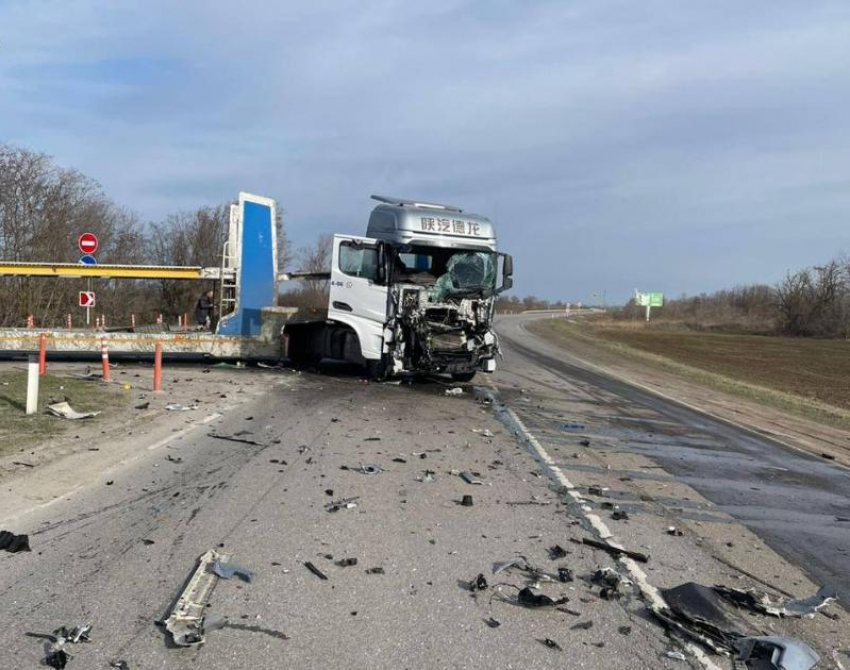 Зерновоз и фура столкнулись на «бермудском треугольнике» у Лагутников