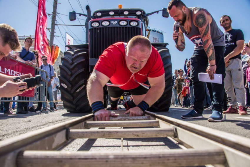 Волгодонец протащил 17-тонный трактор в Ростове 
