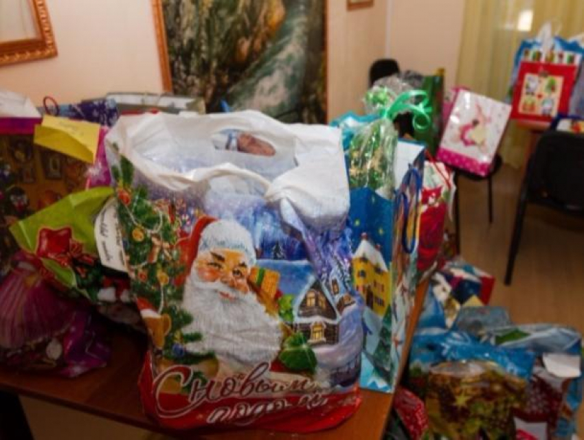 Детям из малоимущих семей подарят новогодние подарки ценой в 128 рублей 