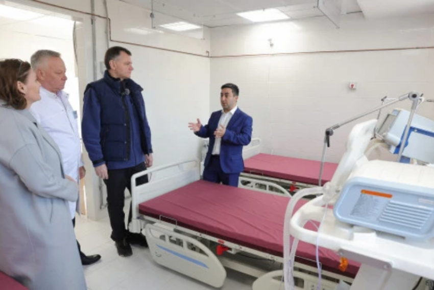 Губернатор Юрий Слюсарь посетил ЦРБ Усть-Донецкого района после обновления