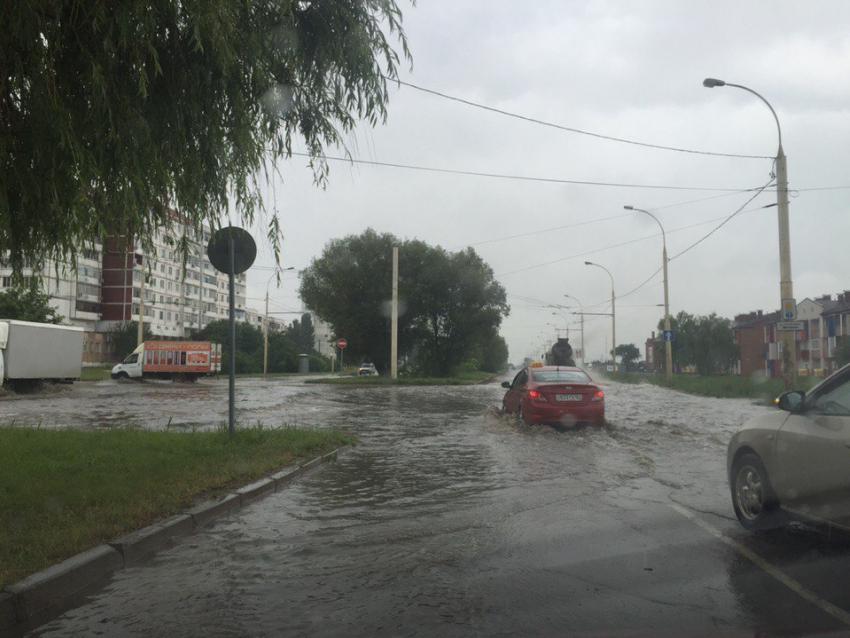 Видео потопа на центральных улицах Волгодонска