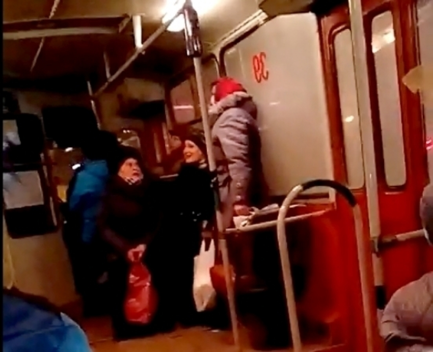 Волгодонцы хором спели украинскую песню в троллейбусе. ВИДЕО