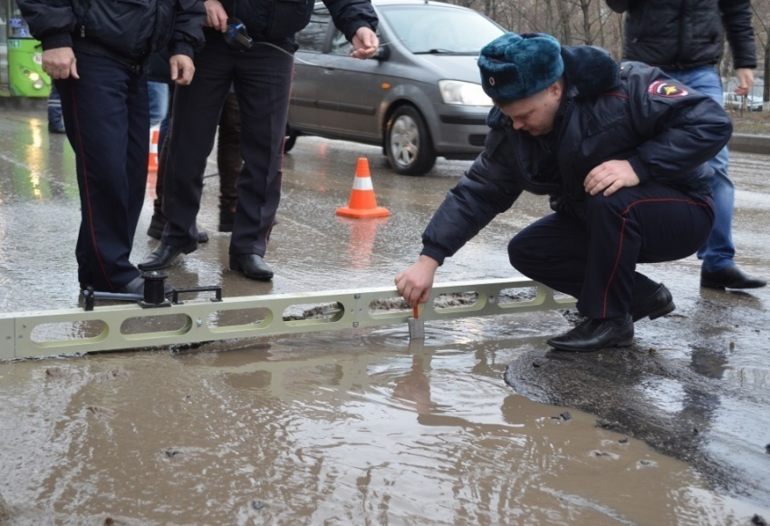  Волгодонские автоинспекторы провели опись дорожных ям