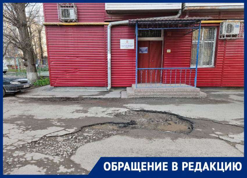 "С коляской – только через яму": на улице Ленина выбоина достигла огромных размеров