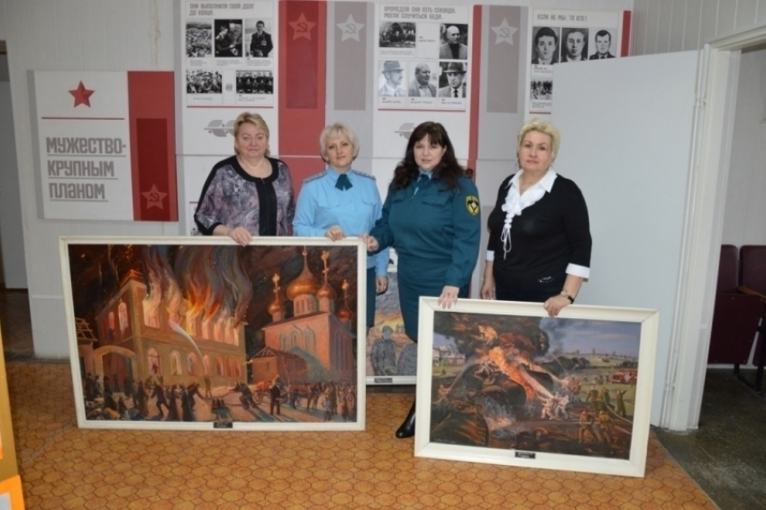 Новочеркасские пожарные подарили картины новому музею пожарной охраны в Волгодонске