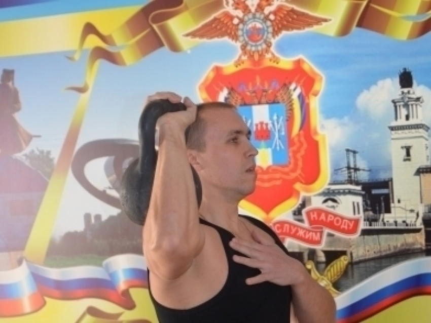 В Волгодонске выявили полицейских, сильнейших в подтягивании, волейболе и подъеме гирь