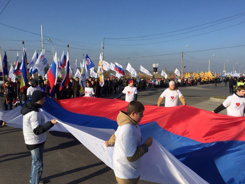 Более 2500 волгодонцев прошествовали за единство России