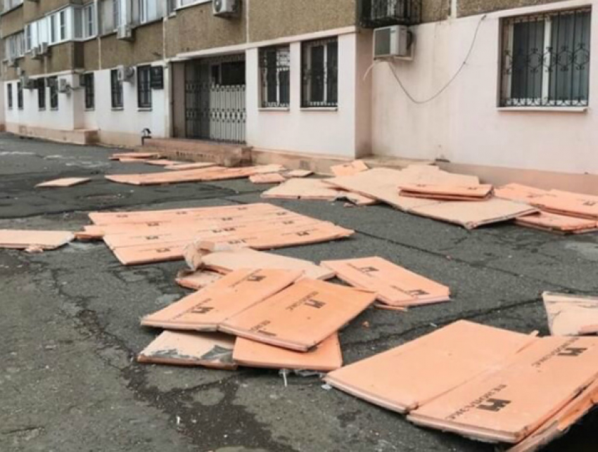 Сильным ветром снесло обшивку дома по проспекту Строителей в Волгодонске