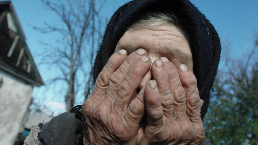 76-летнюю пенсионерку избил и изнасиловал мужчина в Дубовском районе 