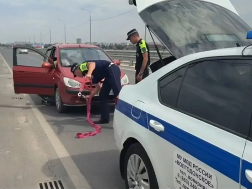 Симпатичную автоледи выручили из беды сотрудники ДПС  на новом мосту в Волгодонске