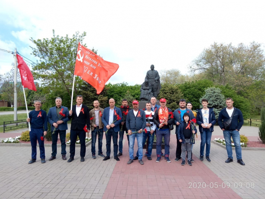 Без масок и социальной дистанции коммунисты Волгодонска провели возложение цветов в День Победы 