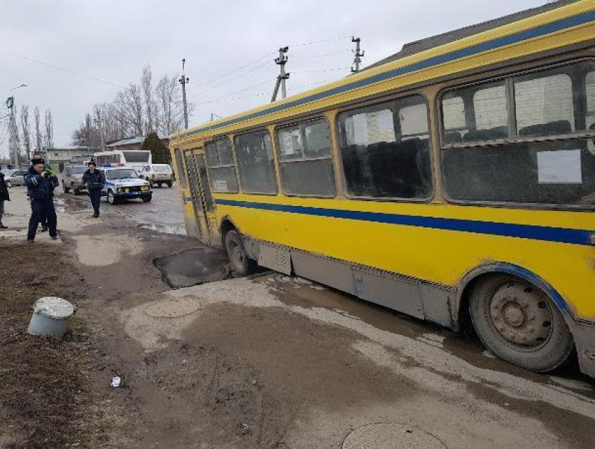 После ДТП с автобусом из-за провала теплотрассы в Волгодонске изменили движение пассажирского транспорта