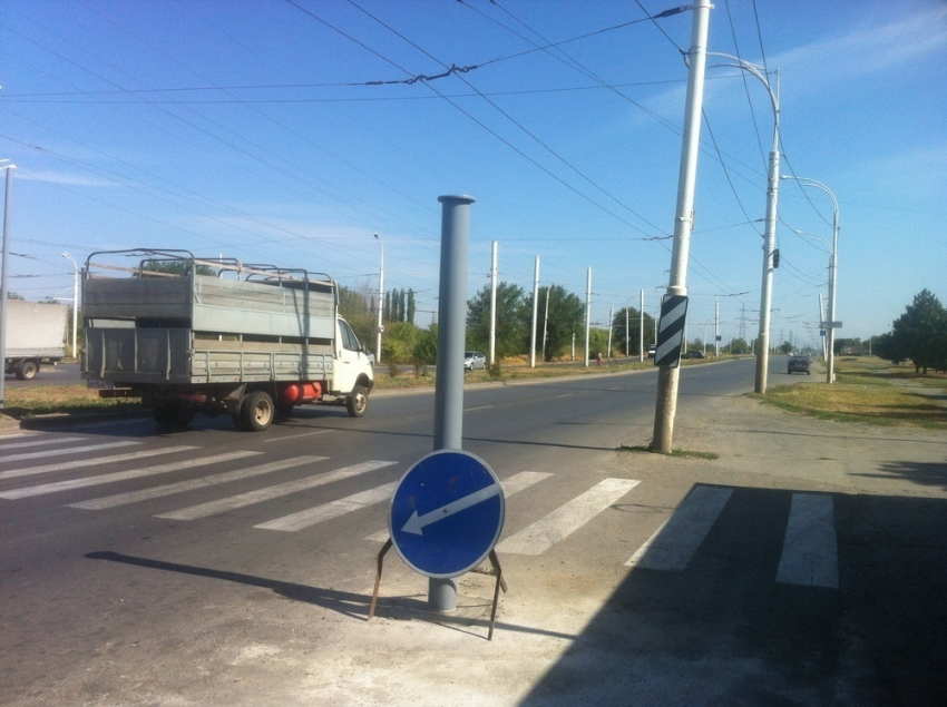 В Волгодонске на Жуковском шоссе устанавливают новый светофор