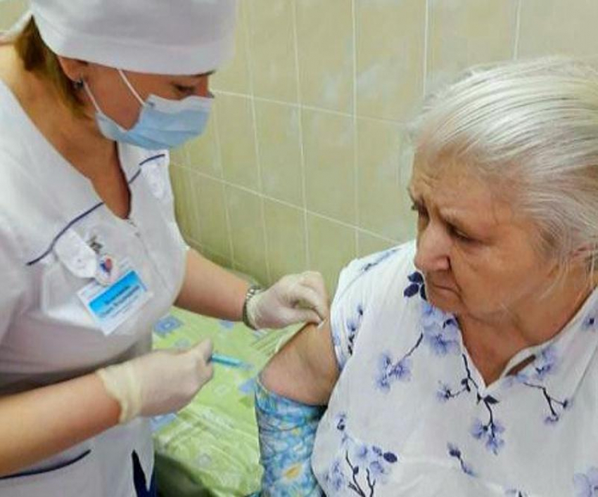 Пожилых волгодонцев привили от коронавируса в Центре социального обслуживания-№1