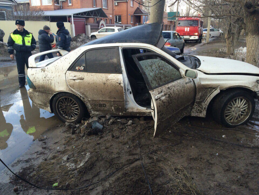 В Волгодонске 24-летний водитель «Тойоты Альтеза» врезался в столб на Горького