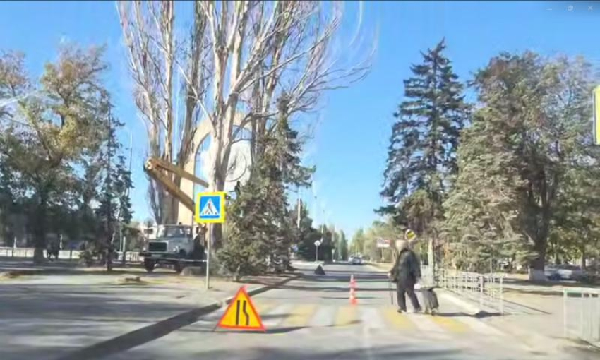 Обрезают ветки: дорогу перекрыли на улице Ленина возле парка «Победы»