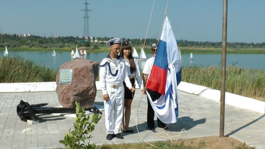 Флаг в День ВМФ в Волгодонске поднял  моряк с «Волгодонска»