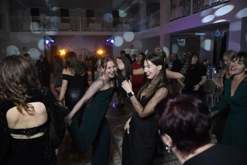 «Танцуют все!»: на вечер встречи выпускников приглашает волгодонцев  банкетный зал «Султан»