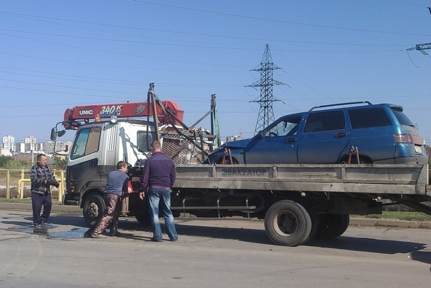 В Волгодонске в Красном Яру произошло ДТП - обе машины увезли на эвакуаторе