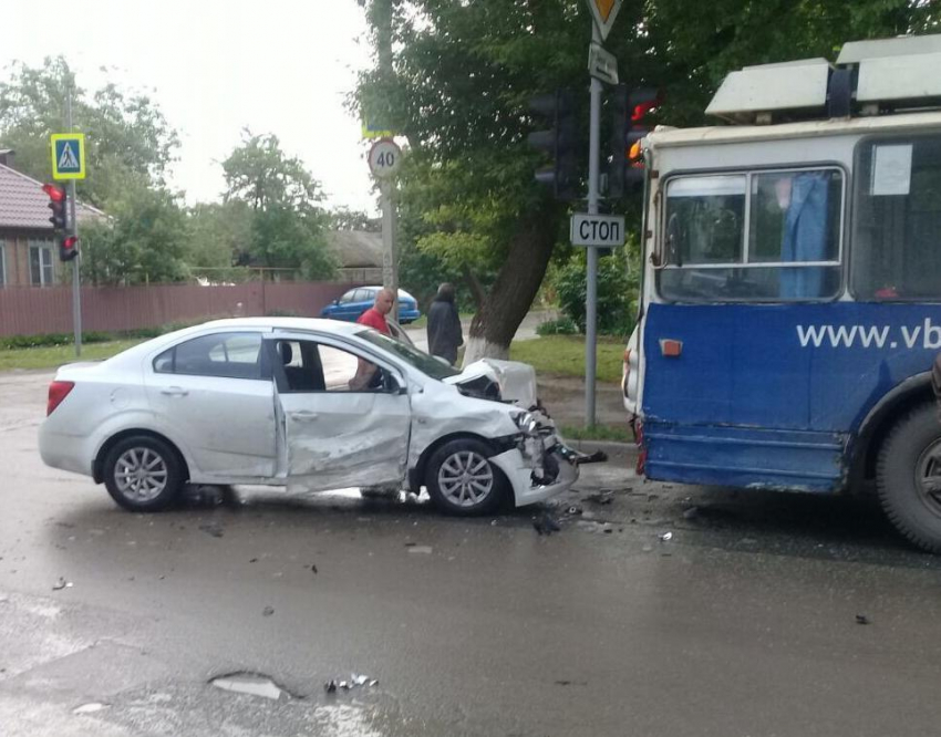 Пролетевший на «красный» водитель «Шевроле» врезался в троллейбус и разбил «Ладу Калину» в Волгодонске