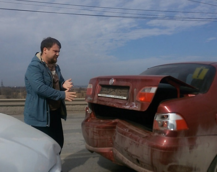 В Волгодонске на путепроводе столкнулись четыре автомобиля одновременно