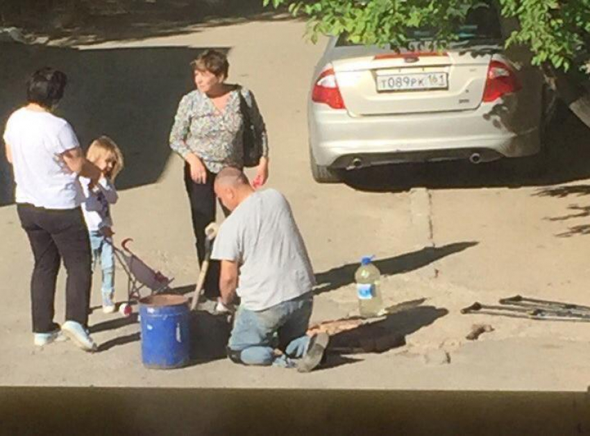 Дети, инвалиды и пенсионеры восстанавливают дороги Волгодонска вместо ремонтников
