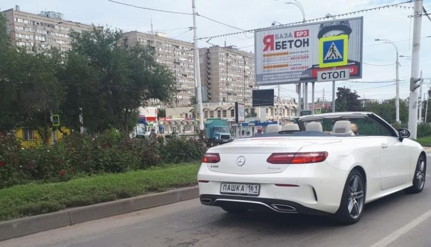 Рассекающий в центре города элитный «Мерседес» с номерами «ПАШКА» заинтересовал волгодонцев 