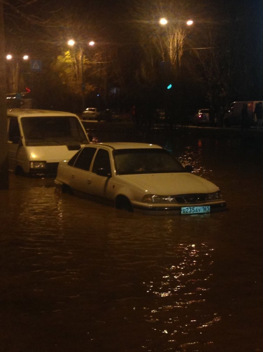 В Волгодонске из-за прорыва водопровода десятки машин наполовину ушли под воду