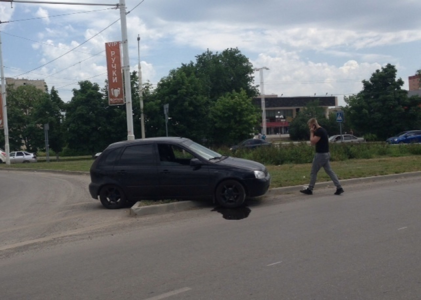 В Волгодонске «LADA Kalina» вылетела на газон разделительной полосы у «Мирного атома»