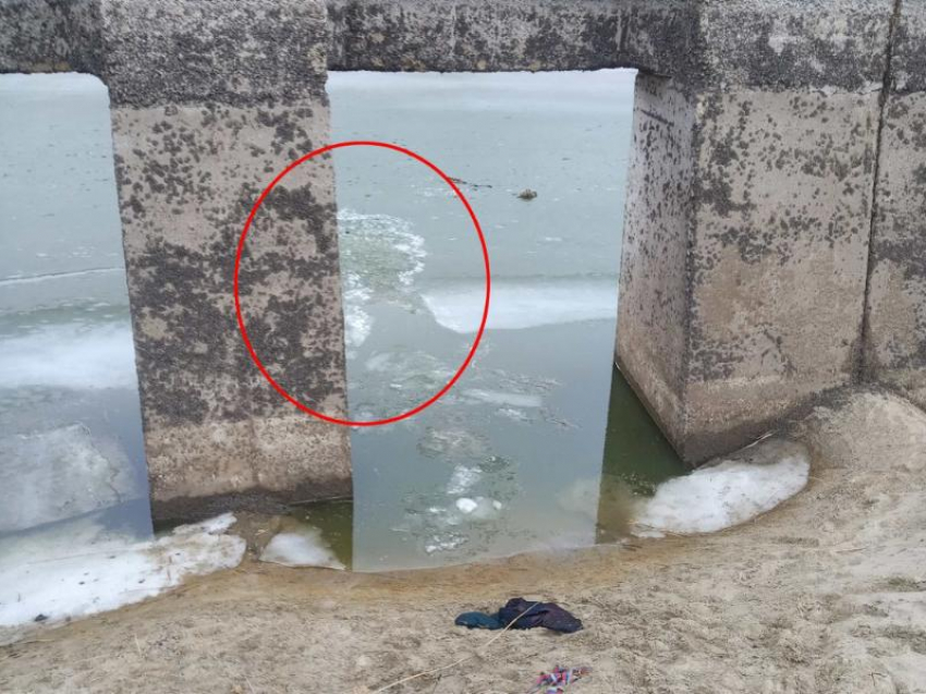 Два рыбака провалились под лед в Константиновске 