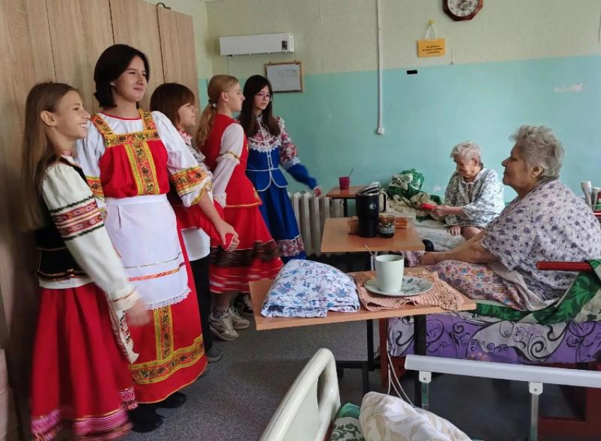 Школьники подарили праздник жителям пансионата в День пожилого человека