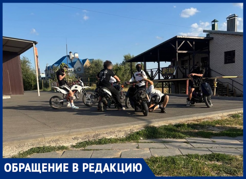 «Хочется обратиться к «тупорылым» родителям!»: волгодончанку шокировало поведение группы школьников на скутерах