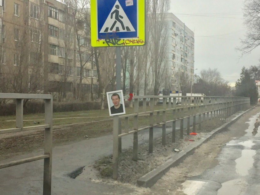 Дворник повесил свою похоронную фотографию и гвоздики возле входа в школу №22 в Волгодонске 
