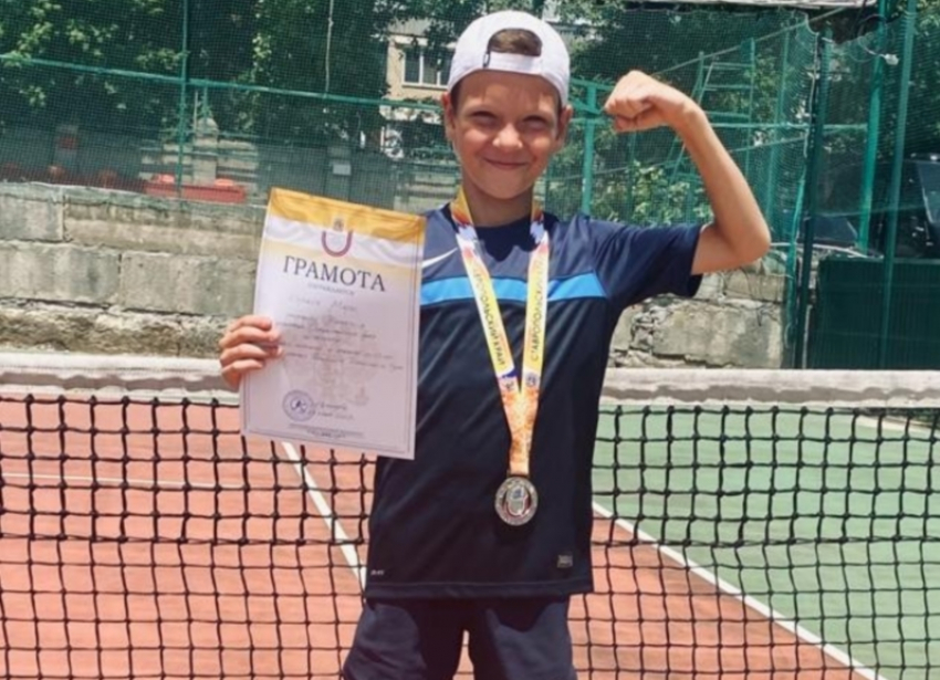 С серебряной медалью вернулся в Волгодонск из Пятигорска юный теннисист Марк Кураев