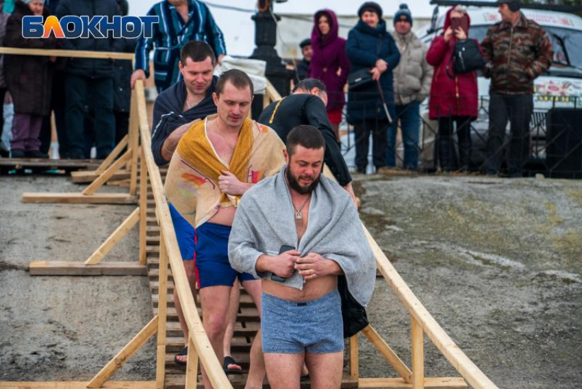 Около 3500 человек окунулись в городскую купель Волгодонска на Крещение 