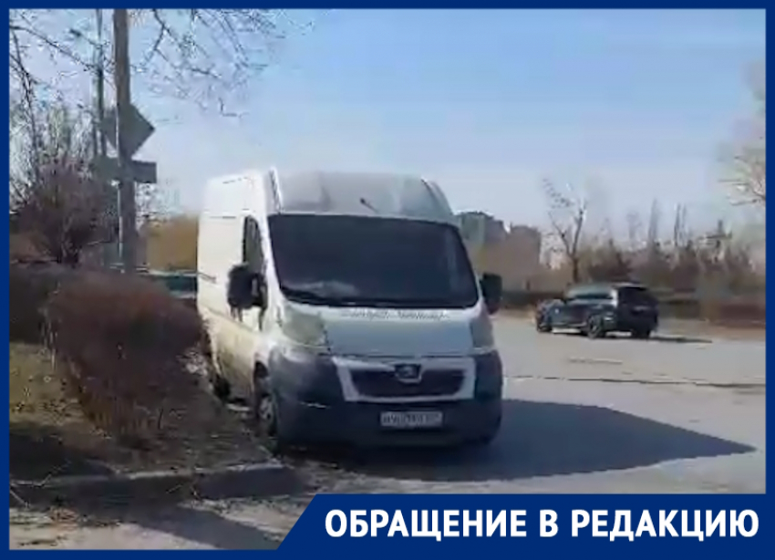 «Здесь часто происходят аварии»: водитель попросила установить знак «Остановка запрещена» на улице Кошевого