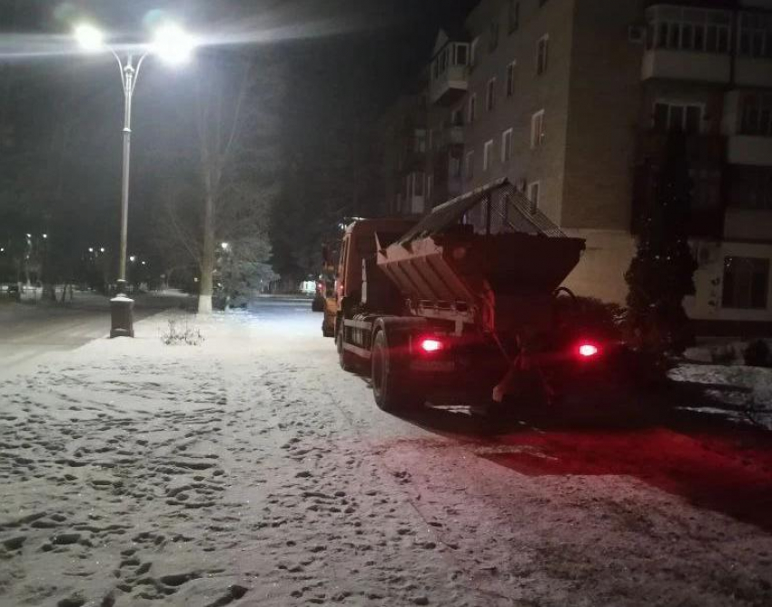 В Волгодонске провели обработку тротуаров пескосоляной смесью после снегопада