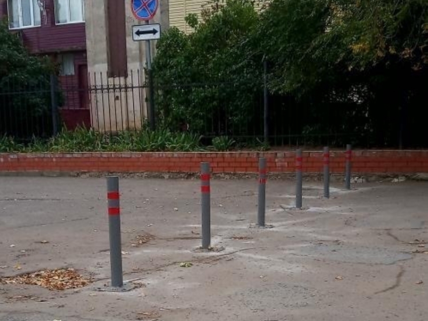 Перед фонтаном у школы №11 появились парковочные столбы