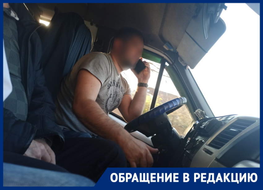 «Без маски и с телефоном в руках»: пассажиры маршрутки недовольны водителем в Волгодонске