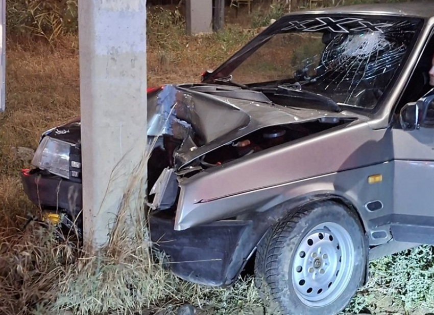 Водитель «девятки» врезался в столб на проспекте Лазоревом, а потом, пошатываясь, ушел в темноту 