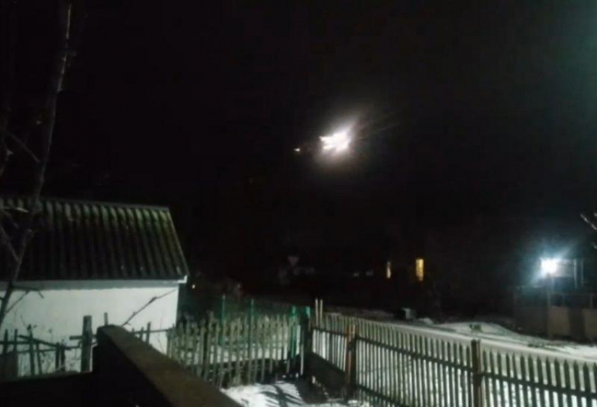 В Цимлянске искрящие провода под ветром создают угрозу пожара